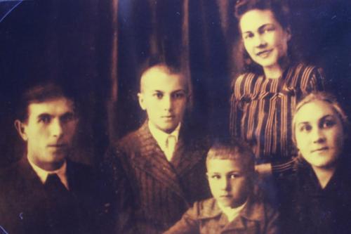 Максимов Ю.И. (в центре) с родителями и младшим братом Владимиром