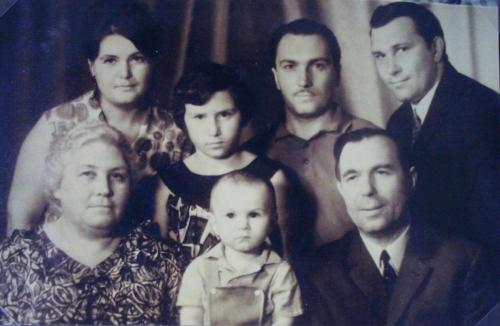 Максимов Ю.И. (второй справа в верхнем ряду) с семьей