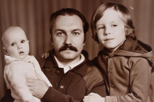 Максимов Ю.И. с сыном Алексеем и дочерью Надей. Академгородок, 1979.