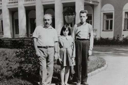 Максимов Ю.И. с сыном Алексеем и дочерью Надей. Горки Ленинские. 1987