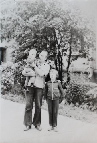 Максимов Ю.И. у подъезда своего дома в Академгородке с сыном Алешей и дочерью Надей. 1980 